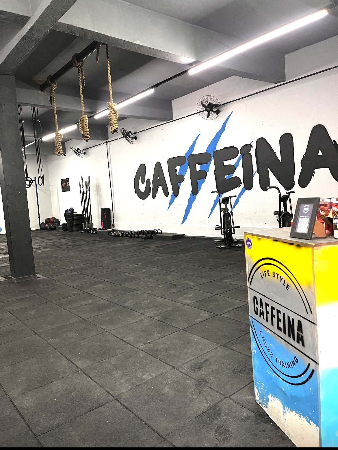 Área de treino da Caffeina Cross com equipamentos modernos- Sala de treino funcional